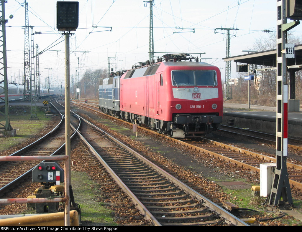 DB 120 158-1 at Karlsruehe Bahnhof